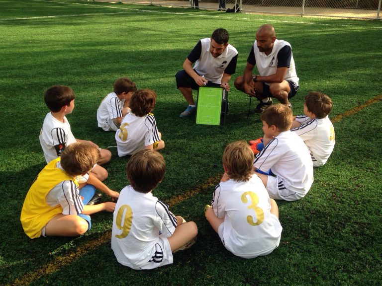El papel del Entrenador/ra en el fútbol base El papel del Entrenador/ra en el fútbol base
